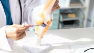 แพทย์ชี้ “ส่องกล้องข้อเข่า” เทคโนโลยีรักษาเจ็บน้อย ฟื้นตัวเร็ว ลดความเสี่ยงข้อเสื่อมก่อนวัย